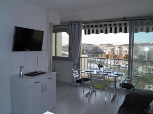 Photo de la galerie de l'établissement Charmant appartement avec parking privé, proche plage et marina, équipé et sécurisé - FR-1-338-394, à Sète