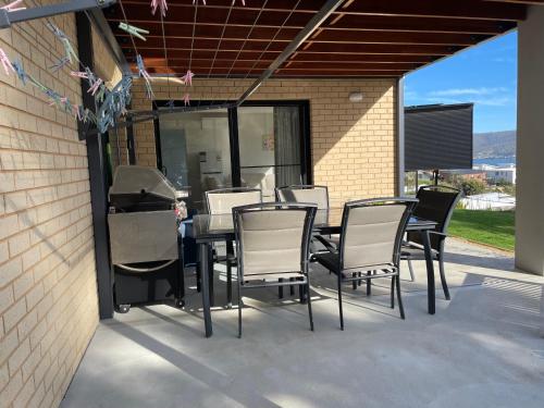 Balkoni atau teres di Stunning water view home in Hobart