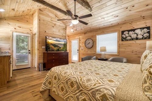 una camera da letto con un letto e un ventilatore a soffitto di Serenity Cottage, Pickleball Court, Creek, WIFI, Mountain Views, Starting at 79" a Cosby