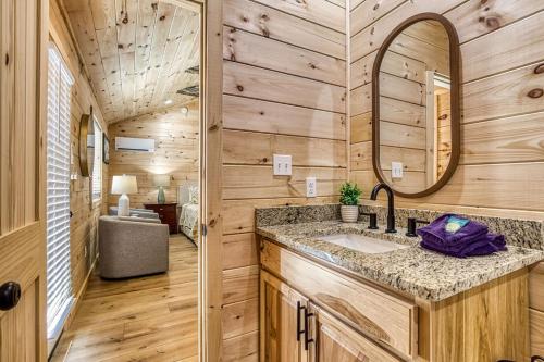 un bagno con lavandino e specchio di Serenity Cottage, Pickleball Court, Creek, WIFI, Mountain Views, Starting at 79" a Cosby