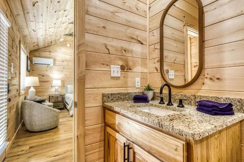 un bagno con lavandino e specchio di Tranquility Cottage, Pickleball Court, Creek, WIFI, Mountain Views, Starting at 79" a Cosby