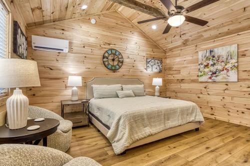 una camera da letto con un letto e un ventilatore a soffitto di Tranquility Cottage, Pickleball Court, Creek, WIFI, Mountain Views, Starting at 79" a Cosby