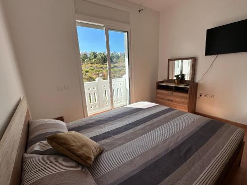 Postel nebo postele na pokoji v ubytování Fnideq Superbe appartement