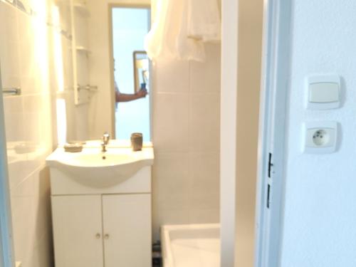 une salle de bain avec un lavabo et un miroir dans l'établissement Appartement Climatisé - Parking - Piscine - Près de la Plage - FR-1-801-6, au Cap d'Agde