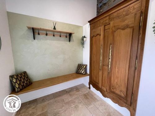 Katil atau katil-katil dalam bilik di Gîte 4 chambres avec bien-être et terrasses au cœur du Marais Breton - FR-1-426-559