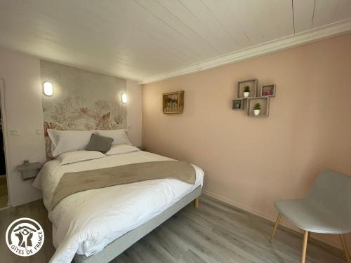 Katil atau katil-katil dalam bilik di Gîte 4 chambres avec bien-être et terrasses au cœur du Marais Breton - FR-1-426-559