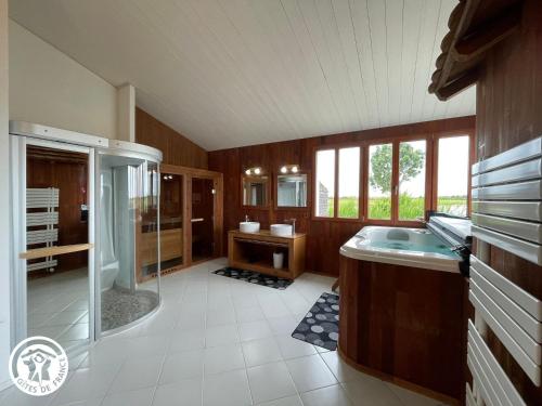Gambar di galeri bagi Gîte 4 chambres avec bien-être et terrasses au cœur du Marais Breton - FR-1-426-559 di Bois-de-Cené