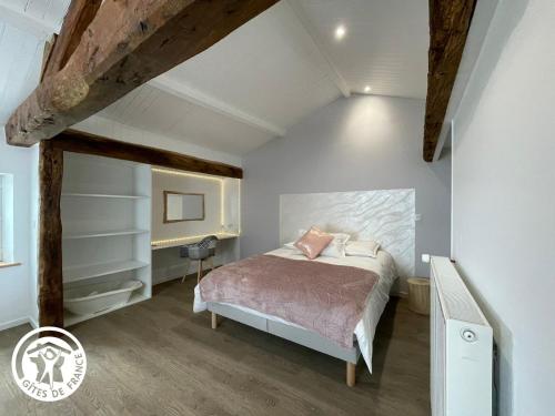 Katil atau katil-katil dalam bilik di Gîte 4 chambres avec bien-être et terrasses au cœur du Marais Breton - FR-1-426-559