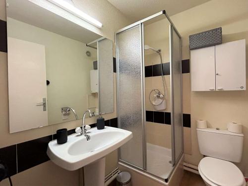 une salle de bain avec un lavabo, une douche et des toilettes dans l'établissement Appartement 2 pièces avec terrasse, piscine et parking - Cap d'Agde - FR-1-249-417, au Cap d'Agde