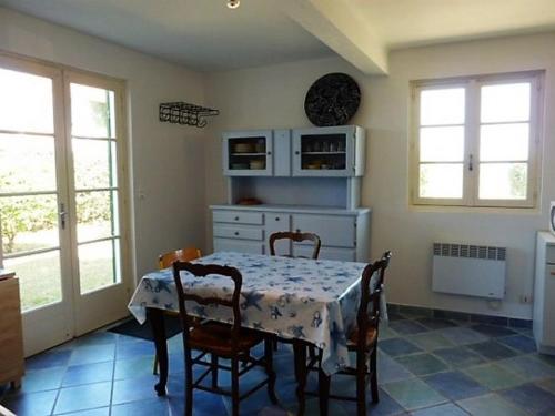 une salle à manger avec une table et des chaises dans l'établissement Maison calme près du Phare de Chassiron, 5 couchages, jardin clos, proche mer et commerces - FR-1-246A-327, à Saint-Denis-dʼOléron