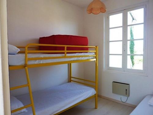 deux lits superposés dans une chambre avec fenêtre dans l'établissement Maison calme près du Phare de Chassiron, 5 couchages, jardin clos, proche mer et commerces - FR-1-246A-327, à Saint-Denis-dʼOléron