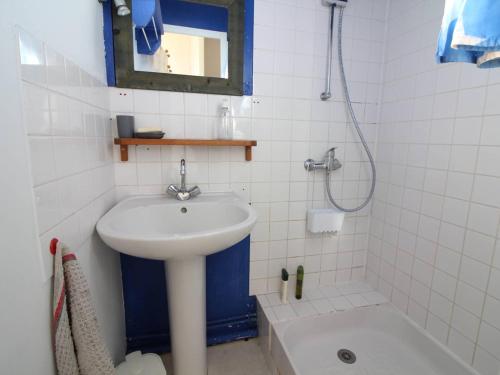 une salle de bain avec un lavabo et une douche dans l'établissement Maison calme près du Phare de Chassiron, 5 couchages, jardin clos, proche mer et commerces - FR-1-246A-327, à Saint-Denis-dʼOléron