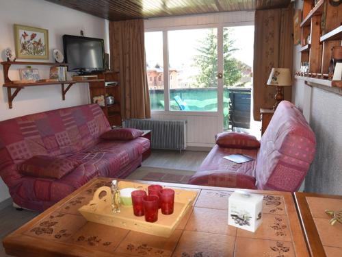 un salon avec un canapé et une table dans l'établissement Appartement cosy proche des pistes avec parking à Montgenèvre - FR-1-266-229, à Montgenèvre