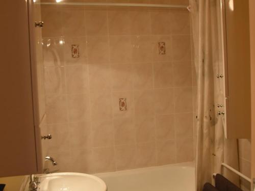 une salle de bain avec une douche, des toilettes et un lavabo dans l'établissement Appartement cosy proche des pistes avec parking à Montgenèvre - FR-1-266-229, à Montgenèvre