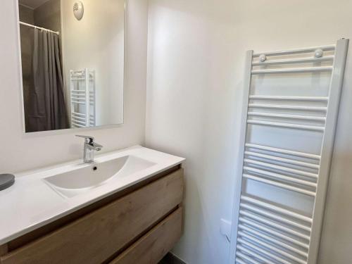 une salle de bain avec un lavabo, un miroir et une douche dans l'établissement Appartement Neuf 3 Pièces avec Terrasse et Jardin, Proche Remontées Mécaniques, Parking Inclus - FR-1-597-179, à Combloux