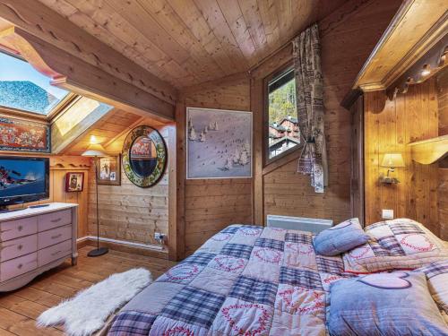 - une chambre avec un grand lit dans une cabine dans l'établissement Superbe duplex avec cheminée, proche des pistes et commerces, accès spa & piscine - FR-1-566-70, à Les Allues