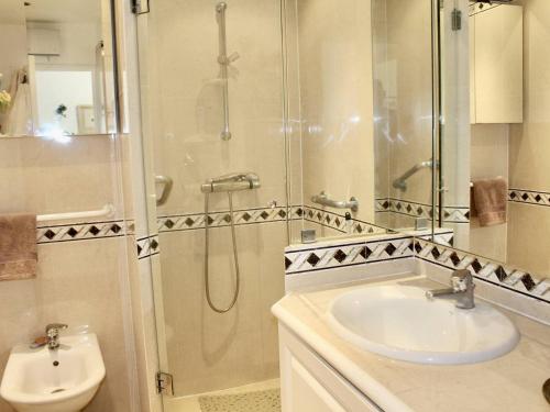 une salle de bain avec un lavabo et une douche dans l'établissement Appartement pieds dans l'eau: 2 pièces, grande terrasse, climatisation, Villeneuve-Loubet - FR-1-252A-127, à Villeneuve-Loubet