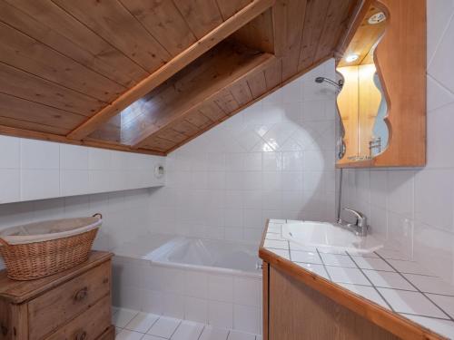 une salle de bain avec un lavabo et une baignoire dans l'établissement Duplex 8 pers à Méribel Village, Sauna, Garage, Proche Piste et Commerces - FR-1-566-69, à Les Allues