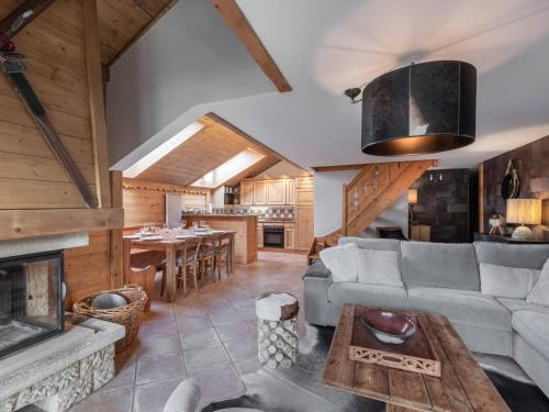un salon avec un canapé et une cheminée dans l'établissement Duplex 8 pers à Méribel Village, Sauna, Garage, Proche Piste et Commerces - FR-1-566-69, à Les Allues