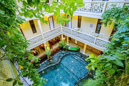 an overhead view of a swimming pool in a building at Thanh Van 1 Hotel in Hoi An