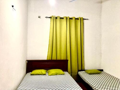 Postel nebo postele na pokoji v ubytování Yu Home Stay Anuradhapura