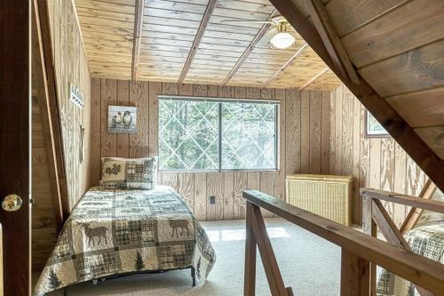 a bedroom with a bed and a window at Acorn Lake Lodge On Lake Aspen in Innsbrook