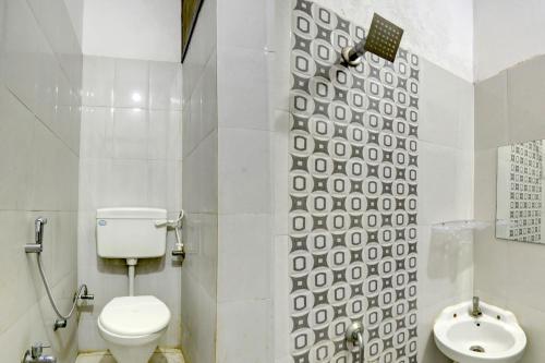 Hotel Sambodhi Palaceにあるバスルーム