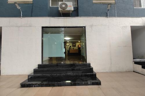 Muka bangunan atau pintu masuk Hotel Sai Inn Executive