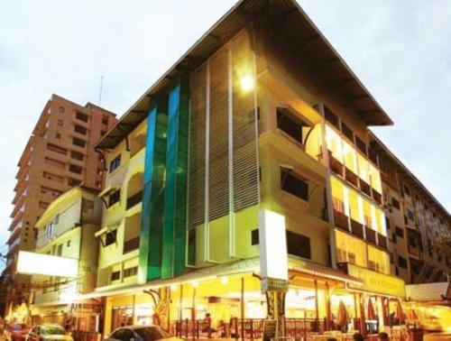 un edificio con una luz de la calle delante de él en Woraburi Sukhumvit Hotel, en Bangkok