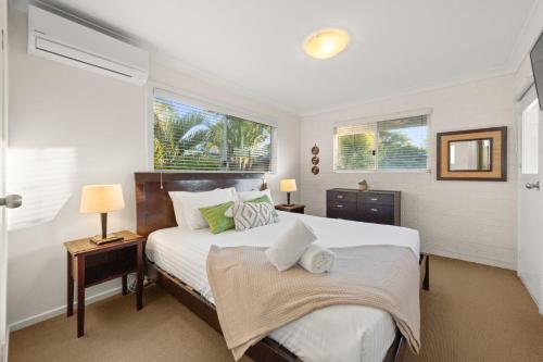 Postel nebo postele na pokoji v ubytování Byron Bay Accom - Shivas at Byron