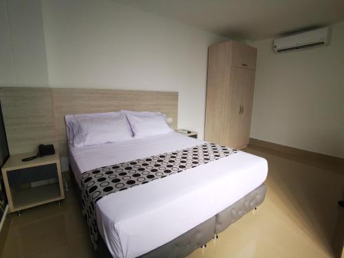 Una cama o camas en una habitación de Hotel Lleras Express