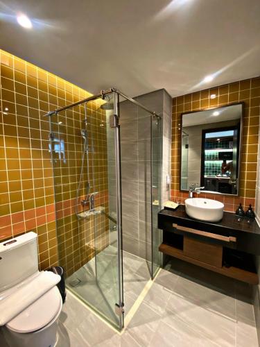 a bathroom with a toilet and a sink and a shower at Apec Mandala Chambay Mũi Né in Ấp Thiẹn Ái