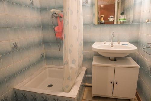 La salle de bains est pourvue d'un lavabo et d'une baignoire avec lavabo. dans l'établissement Location de vacances a masmejean, à Villeneuve