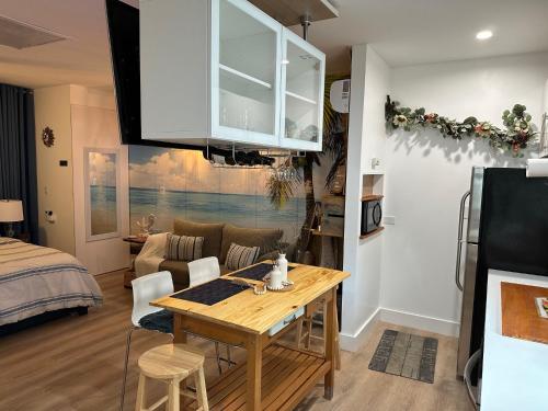 a kitchen and living room with a table and a couch at Studio Apartment 5 minutes from beach in St. Petersburg