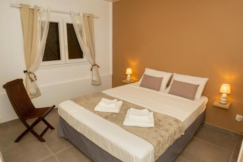 Postel nebo postele na pokoji v ubytování F2 Ixora - spa - piscine - vue mer - 9 min de la plage - Ti Zwézo Paradi