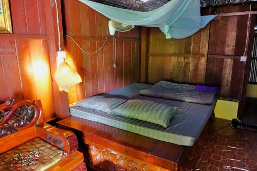 a bed in a wooden cabin in a boat at Happy Homestay Banlung & Trekking in Banlung