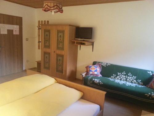Una cama o camas en una habitación de Gasthof Bergheimat