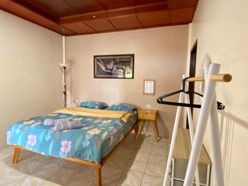 Un dormitorio con una cama y una escalera dentro. en Romlan, en Tuk Tuk