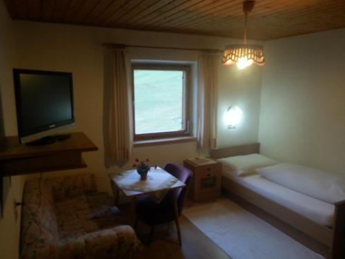 Una cama o camas en una habitación de Gasthof Bergheimat