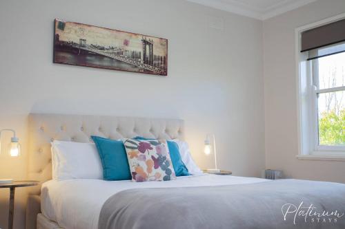 Postel nebo postele na pokoji v ubytování Luxury On Webster