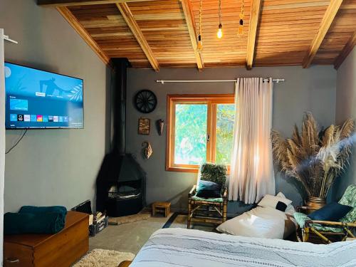 Uma TV ou centro de entretenimento em Quarto/suíte com lareira