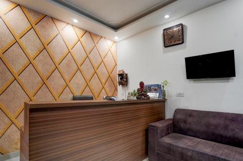 a lobby with a bar with a tv on the wall at Hotel Aradhana palace in Rishīkesh