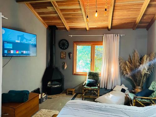 Uma TV ou centro de entretenimento em Quarto/suíte com lareira