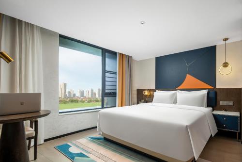 Katil atau katil-katil dalam bilik di Mehood Lestie Hotel Maoming High-speed Railway