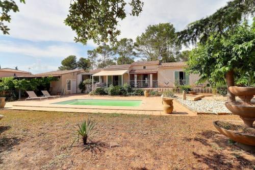 une maison avec une piscine dans une cour dans l'établissement Villa JPS avec piscine, au calme, à Roquebrune-sur Argens