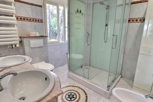 une salle de bain avec un lavabo et une douche en verre dans l'établissement Villa JPS avec piscine, au calme, à Roquebrune-sur Argens