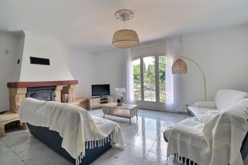 un salon avec un canapé et une cheminée dans l'établissement Villa JPS avec piscine, au calme, à Roquebrune-sur Argens