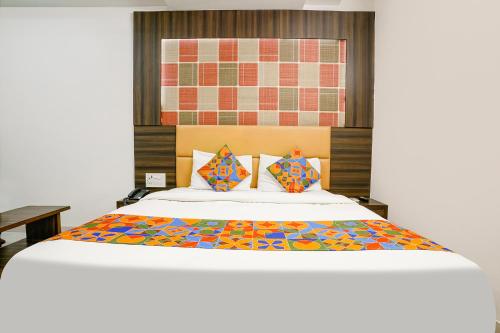Postel nebo postele na pokoji v ubytování FabHotel Ratna Palace