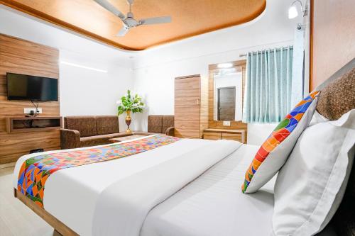 FabHotel Ratna Palaceにあるテレビまたはエンターテインメントセンター
