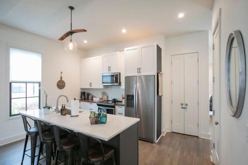 Una cocina o cocineta en Five Block Walk From Historical Downtown Franklin
